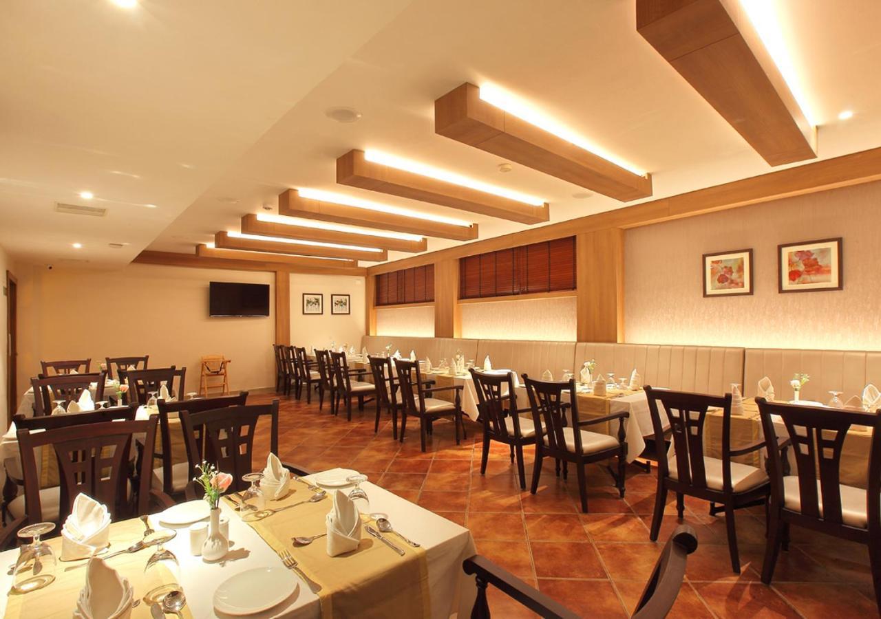 Hotel Crystal Plaza Kochi Exterior photo