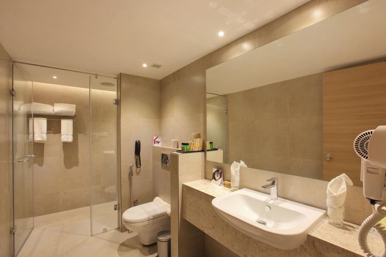Hotel Crystal Plaza Kochi Exterior photo
